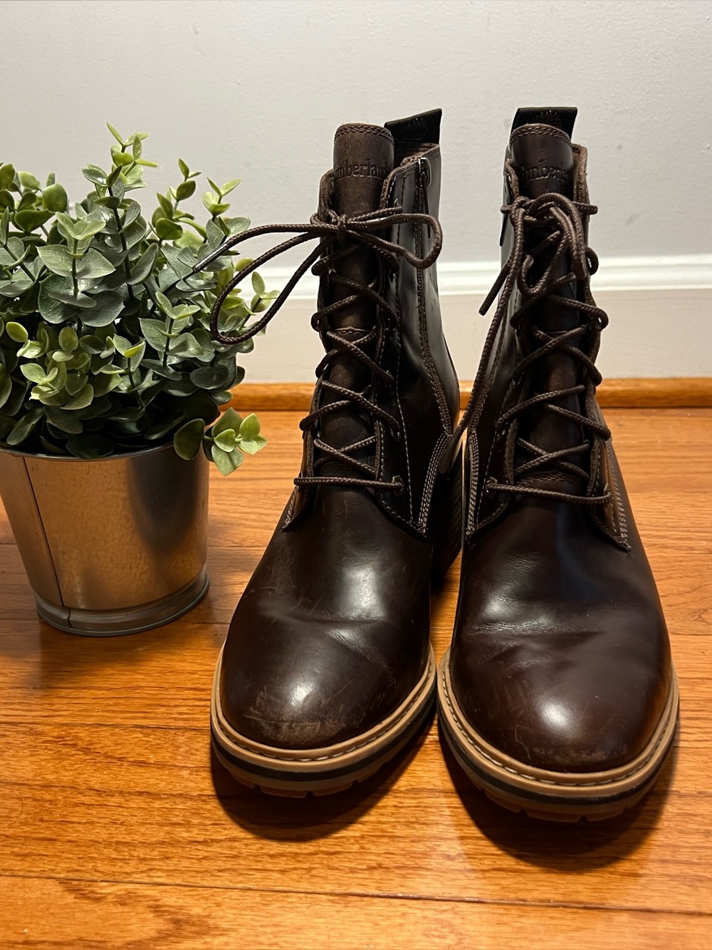 Timberland Dark Brown Leather Heeled Lace-Up Boots size 8.5 Womenโs